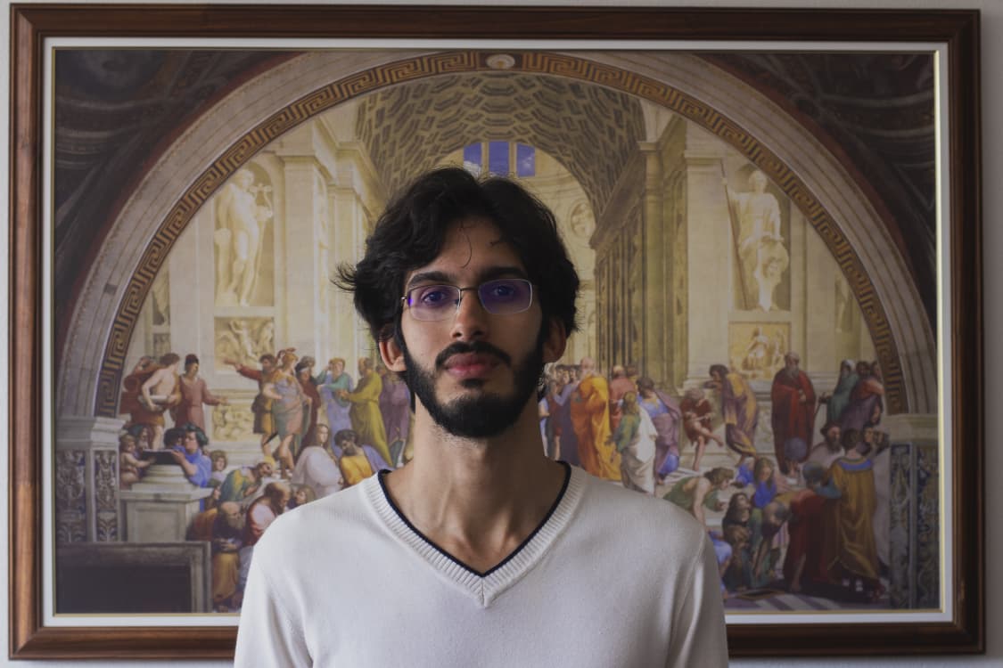 Fillipe Campos, psicólogo clínico, em seu consultório de psicologia em Magé