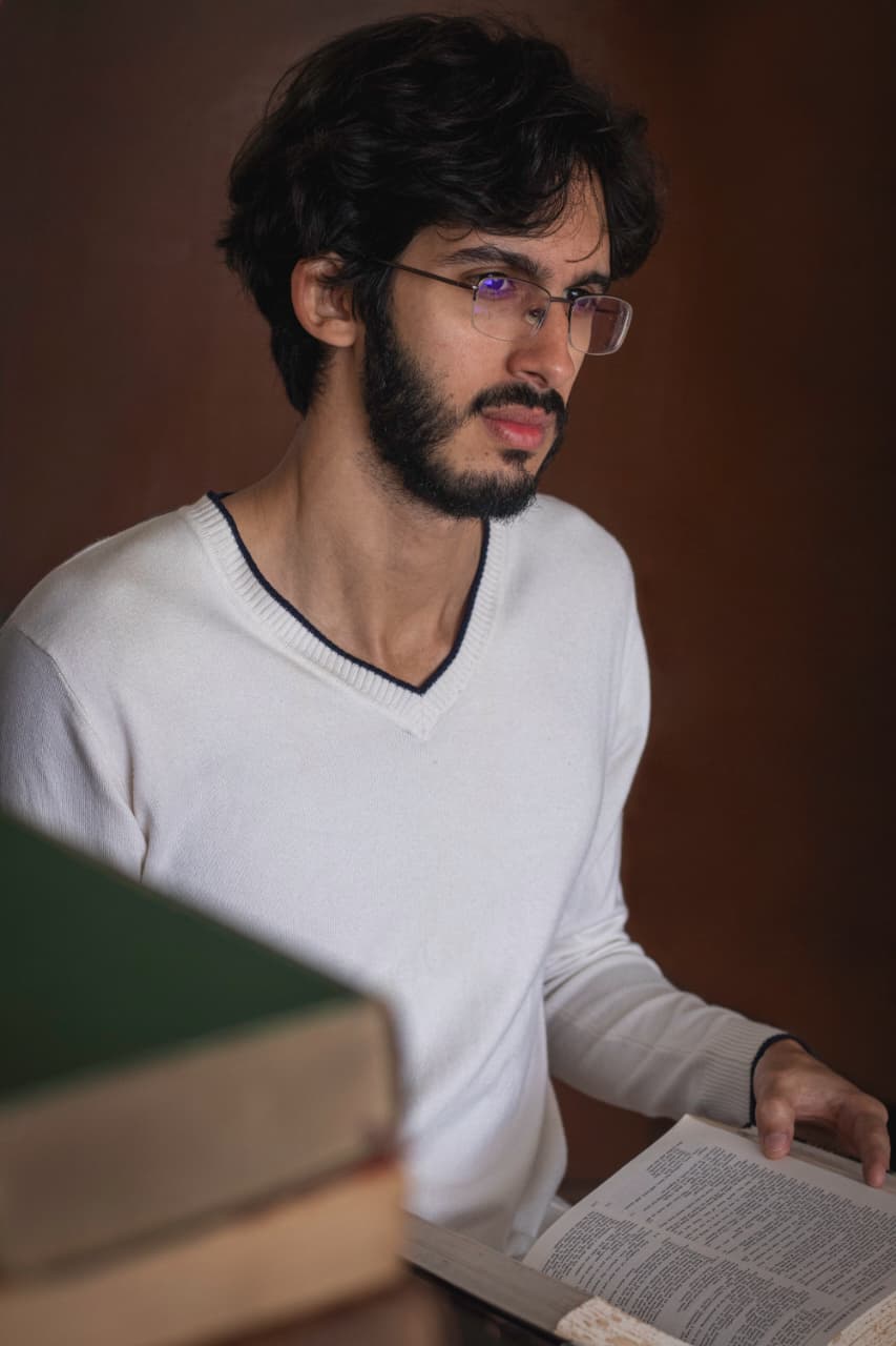 Fillipe Campos estudando em seu consultório
